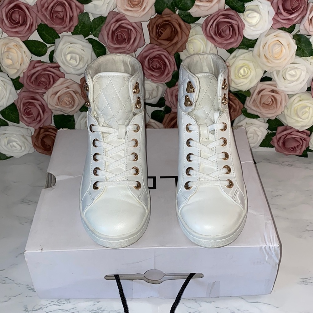 White/gold sneaker